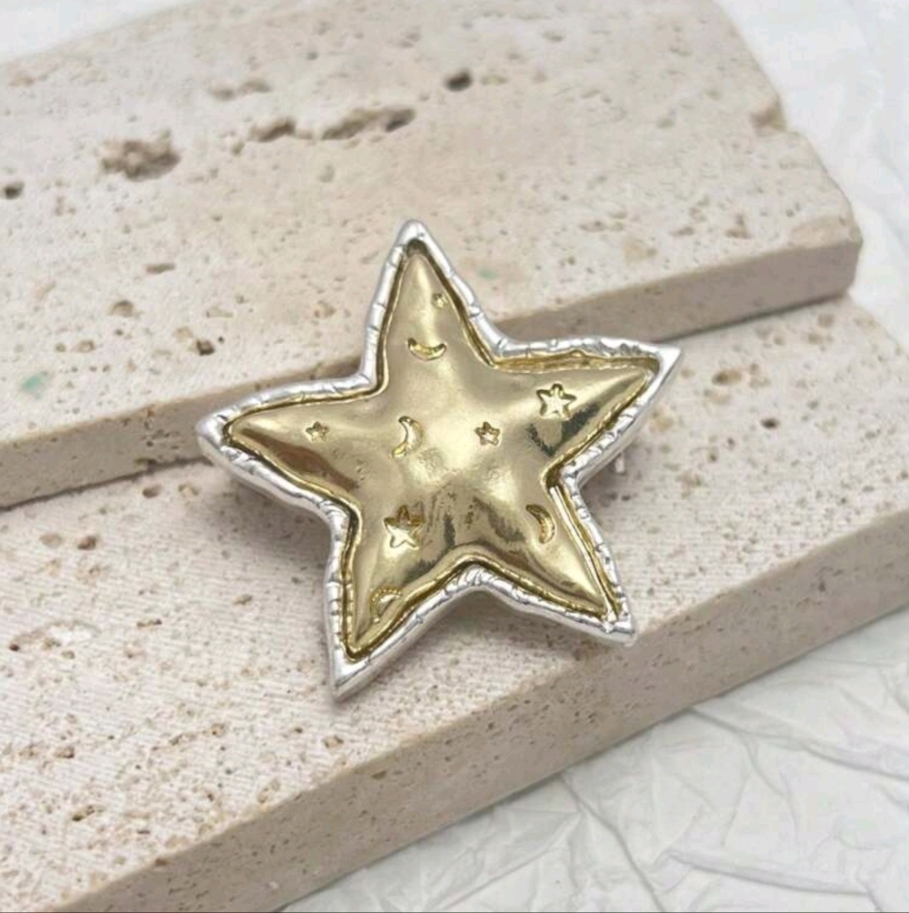 Modern star broach 1.3"x1.3"; NWOT